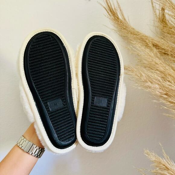 NEW VS VICTORIAS SECRET White Cream Fuzzy Fur Open Toe Sandal Slippers Slides M - Picture 4 of 7
